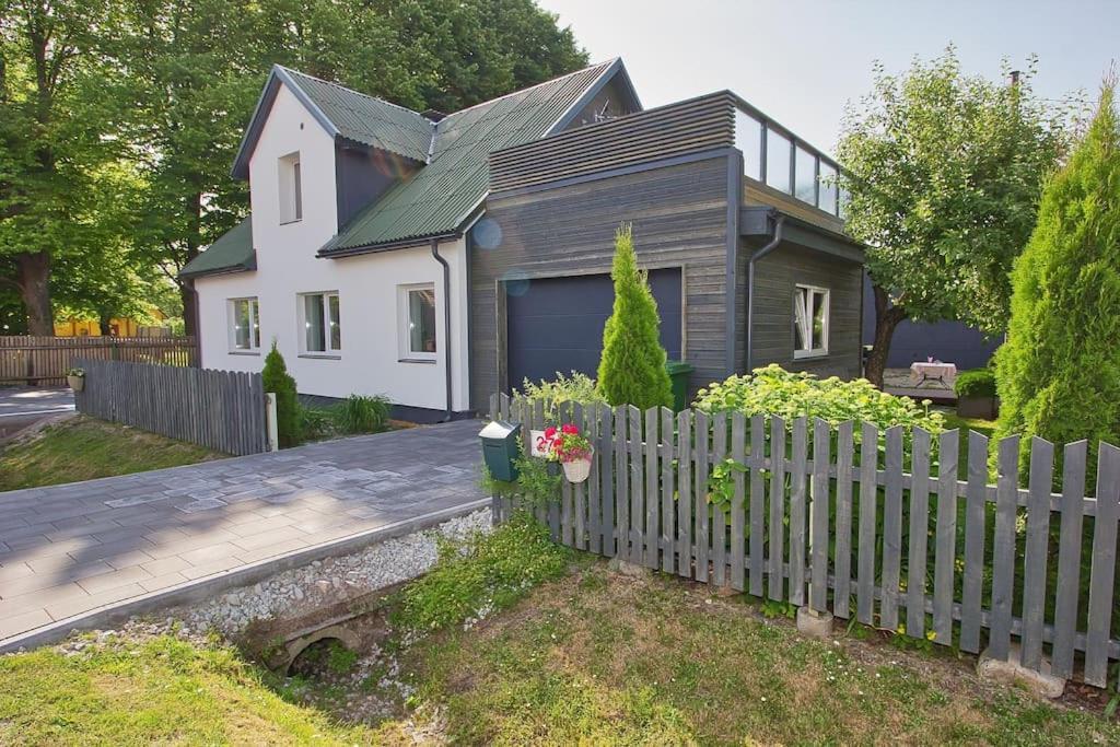 Apartment With Private Garden And Large Balcony Pärnu Exterior foto